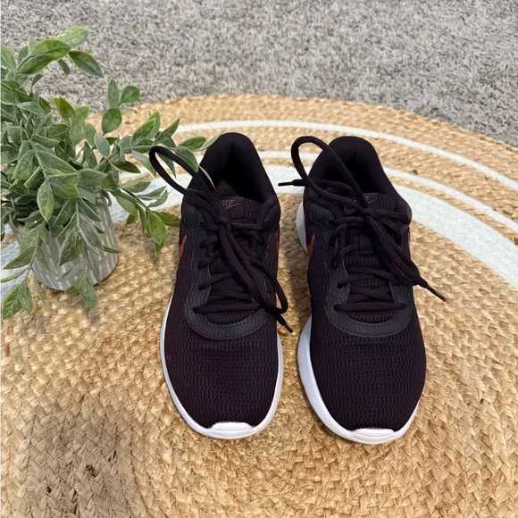 ~Women’s Nike Black Sneakers with metallic Pink Swoosh Size 8.5~ - Picture 2 of 5